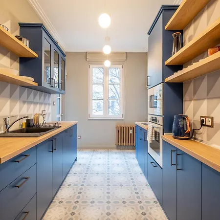 Sofia's Classy Blu -2 Bedrooms Apartment *